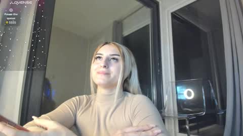 ella_vee online show from November 8, 2025, 4:12 am
