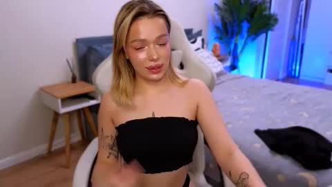 Ella online show from December 18, 2025, 5:24 am