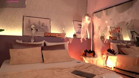 Elle Diane online show from October 21, 2025, 1:17 am