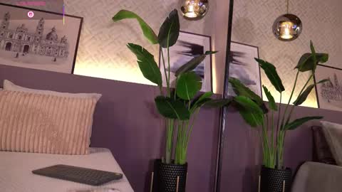 Elle Diane online show from December 4, 2025, 10:29 pm