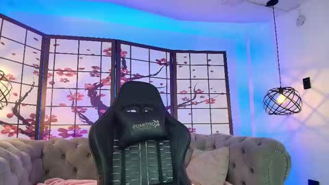 Ellie Bloom online show from December 21, 2025, 7:32 pm