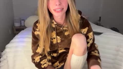 Snapshot of ellieluvs chatting on February 3, 2026, 3:15 am ellie online show from February 3, 2026, 3:15 am