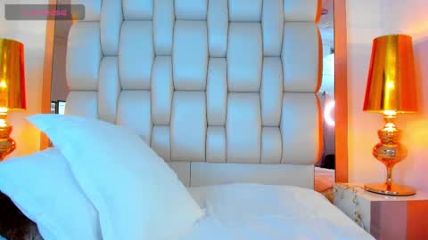 E L L I O T    V E L E Z online show from February 10, 2025, 11:23 pm