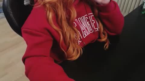 Elly online show from November 4, 2025, 10:09 pm