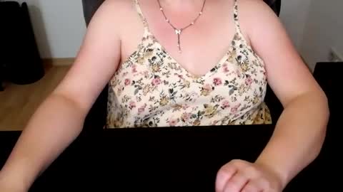 Snapshot of elly_petite chatting on June 22, 2026, 11:18 am Elly online show from June 22, 2026, 11:18 am