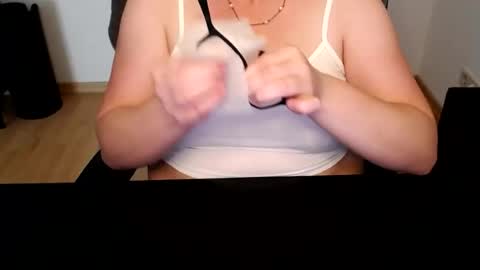 Snapshot of elly_petite chatting on June 23, 2026, 11:19 am Elly online show from June 23, 2026, 11:19 am