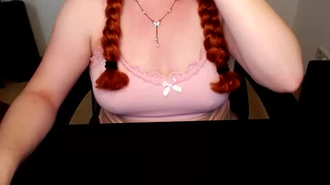 Snapshot of elly_petite chatting on June 28, 2026, 9:37 am Elly online show from June 28, 2026, 9:37 am