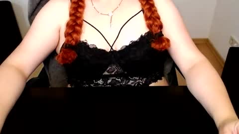 Snapshot of elly_petite chatting on July 16, 2026, 6:52 am Elly online show from July 16, 2026, 6:52 am