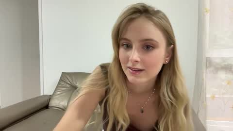 Snapshot of ellykeyofficial chatting on May 28, 2026, 7:44 pm ellykeyofficial online show from May 28, 2026, 7:44 pm
