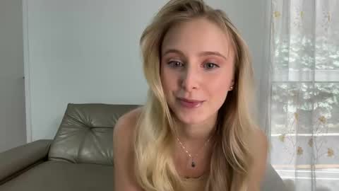 Snapshot of ellykeyofficial chatting on June 8, 2026, 7:36 pm ellykeyofficial online show from June 8, 2026, 7:36 pm