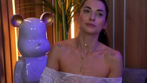 Elly online show from April 18, 2026, 7:07 pm