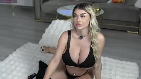 Elly online show from October 13, 2025, 5:02 pm