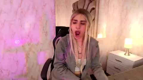 Elodie  online show from April 10, 2026, 1:05 pm