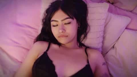 Snapshot of elowen_farye chatting on October 24, 2025, 9:22 pm Elowen online show from October 24, 2025, 9:22 pm