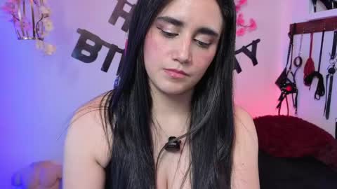 elowen_halley1 online show from April 19, 2026, 7:05 pm