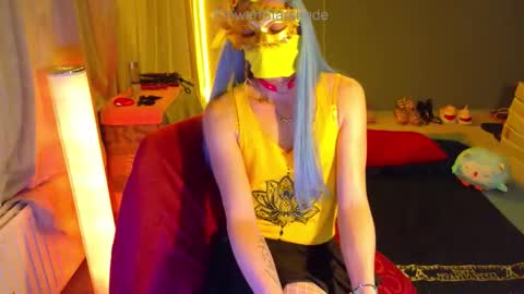 ElowenStarshade online show from April 17, 2026, 8:12 pm