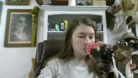 Elsie Rain online show from September 16, 2025, 8:48 am