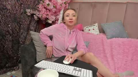 Snapshot of elvaarno chatting on January 20, 2025, 8:52 am ElvaArno online show from January 20, 2025, 8:52 am