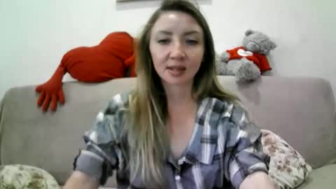 Snapshot of elvaarno chatting on September 19, 2025, 5:42 am ElvaArno online show from September 19, 2025, 5:42 am