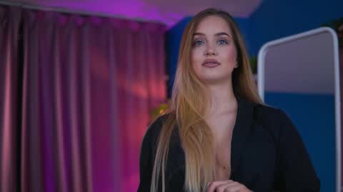 Elyssa online show from April 19, 2026, 6:32 pm