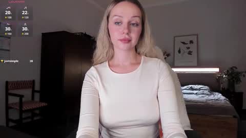 Snapshot of em_emilie chatting on October 2, 2025, 3:30 pm Emilie online show from October 2, 2025, 3:30 pm