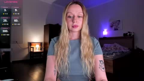 Emilie online show from April 17, 2026, 4:54 pm