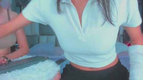 ema y cami online show from November 11, 2025, 2:17 pm