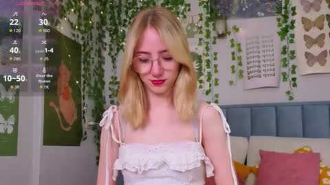 Snapshot of emacalim_ chatting on February 4, 2026, 12:11 pm Emma online show from February 4, 2026, 12:11 pm