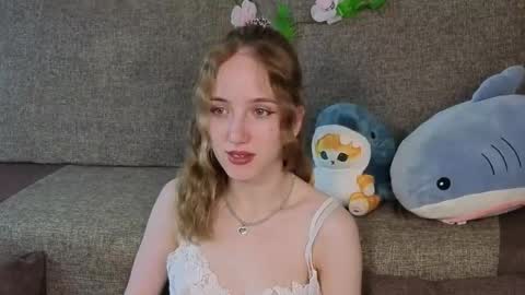 Snapshot of emacalim_ chatting on May 18, 2026, 8:03 pm Emma online show from May 18, 2026, 8:03 pm