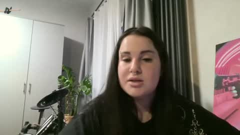 Snapshot of emeldapieroni chatting on July 7, 2026, 6:34 pm Poly online show from July 7, 2026, 6:34 pm