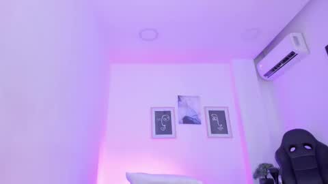 emelie_89 online show from February 19, 2025, 3:27 pm