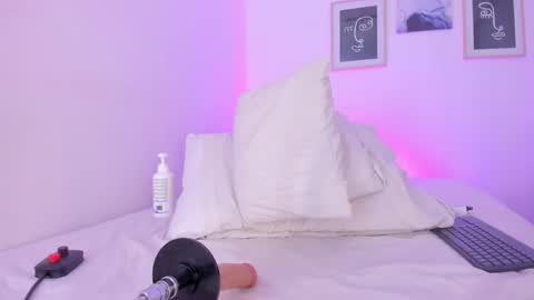 emelie_89 online show from March 6, 2025, 3:02 pm