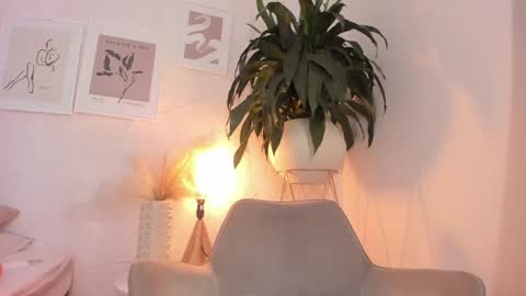 Emely online show from March 7, 2025, 3:18 pm