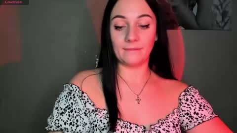 Snapshot of emelyblum chatting on December 3, 2024, 3:52 am Emely online show from December 3, 2024, 3:52 am