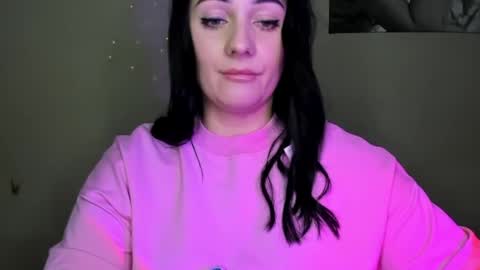 Snapshot of emelyblum chatting on December 3, 2024, 11:46 pm Emely online show from December 3, 2024, 11:46 pm