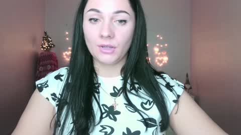 Snapshot of emelyblum chatting on December 23, 2024, 2:02 am Emely online show from December 23, 2024, 2:02 am