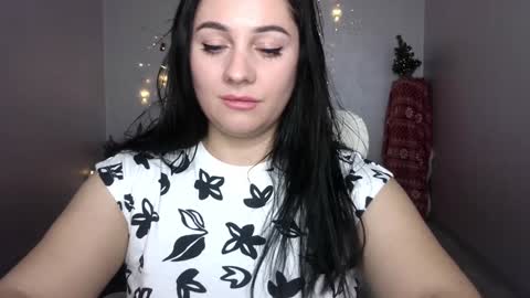 Snapshot of emelyblum chatting on January 5, 2025, 11:33 pm Emely online show from January 5, 2025, 11:33 pm