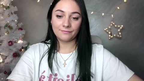 Snapshot of emelyblum chatting on January 14, 2025, 12:11 am Emely online show from January 14, 2025, 12:11 am