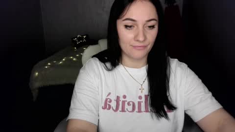 Snapshot of emelyblum chatting on January 17, 2025, 5:42 am Emely online show from January 17, 2025, 5:42 am