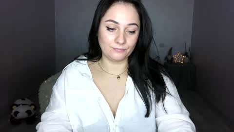 Snapshot of emelyblum chatting on March 5, 2025, 5:18 am Emely online show from March 5, 2025, 5:18 am