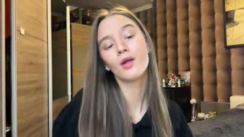 emi__ly online show from November 27, 2025, 6:26 am