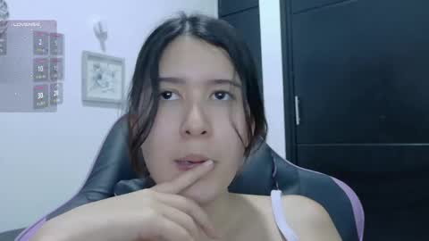 Snapshot of emicute_ chatting on April 23, 2026, 9:50 pm online show from April 23, 2026, 9:50 pm