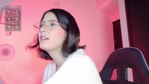 Snapshot of emicute_ chatting on June 6, 2026, 9:52 pm online show from June 6, 2026, 9:52 pm