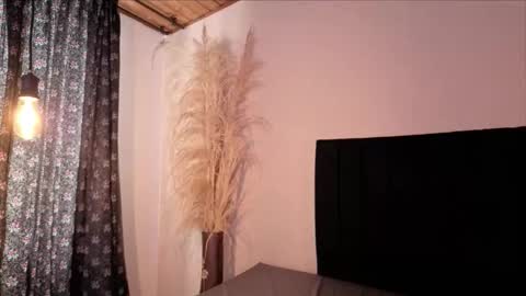 Emilia Gomez online show from September 28, 2025, 1:27 pm