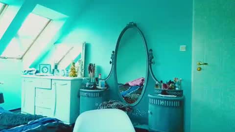 Emila online show from December 9, 2024, 1:13 pm