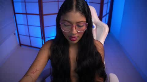 Snapshot of emili_2 chatting on November 15, 2025, 1:18 pm Emili online show from November 15, 2025, 1:18 pm