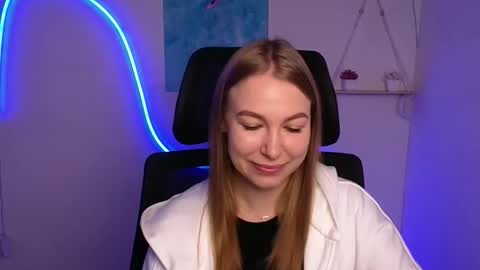 Snapshot of emilia_ilia chatting on October 20, 2025, 5:30 am Emilia online show from October 20, 2025, 5:30 am