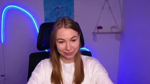 Snapshot of emilia_ilia chatting on November 3, 2025, 6:36 am Emilia online show from November 3, 2025, 6:36 am