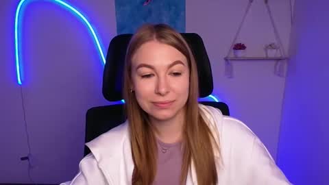 Snapshot of emilia_ilia chatting on November 4, 2025, 6:34 am Emilia online show from November 4, 2025, 6:34 am