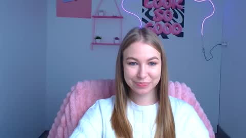 Snapshot of emilia_ilia chatting on November 7, 2025, 6:46 am Emilia online show from November 7, 2025, 6:46 am